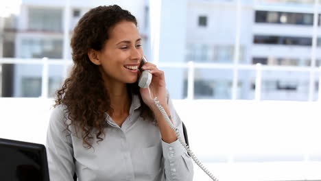 Geschäftsfrau,-Die-Im-Büro-Telefoniert-