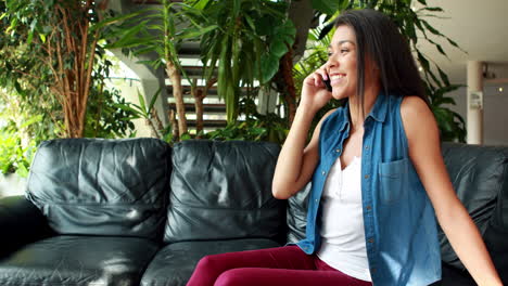 Estudiante-Sonriente-Hablando-Por-Teléfono