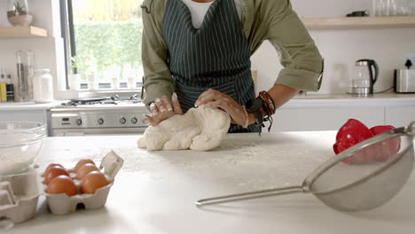 Mujer-Joven-Afroamericana-Amasando-Masa-En-La-Cocina