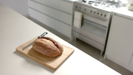 Frisches-Brot-Ruht-Auf-Holzschneidebrett-Mit-Einem-Messer