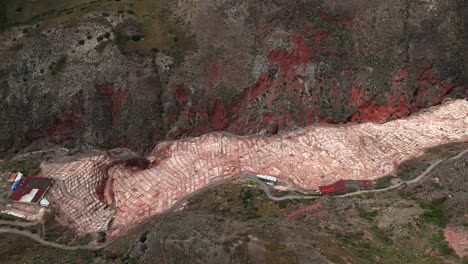 Bestaunen-Sie-Die-Unermesslichkeit-Und-Schönheit-Der-Maras-Salzebenen-In-Dieser-Spektakulären-Luftaufnahme