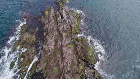 Weiße,-Schäumende-Wellen-Brechen-Auf-Einem-Felsen-In-Der-Nähe-Der-Küste-Der-Narragansett-Bay