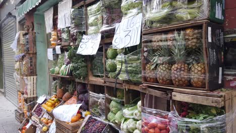 Obstladen,-Anzeige-Der-Lokalen-Preise-In-Buenos-Aires,-Argentinien,-Buntes-Gemüse