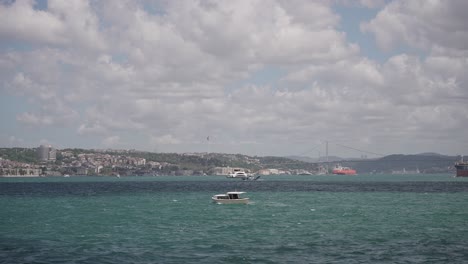 Schiffe,-Fähren,-Boote,-Historische-Gebäude-Im-Bosporus,-Istanbul,-Türkei