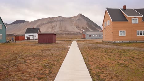 Estación-De-Investigación-Y-Edificios-De-Vigilancia-Ambiental-En-Ny-Alesund,-Isla-De-Spitsbergen,-Noruega