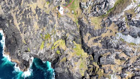 Irland,-Epischer-Ort,-Sheep&#39;s-Head-Lighthouse,-West-Cork,-Dramatische-Meeresklippe-Mit-Meereshöhlen-Und-Hoher-See