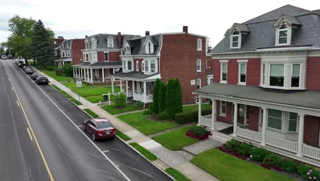 Ähnliche-Einfamilienhäuser-Des-Amerikanischen-Vorortviertels-Auf-Dem-Hügel