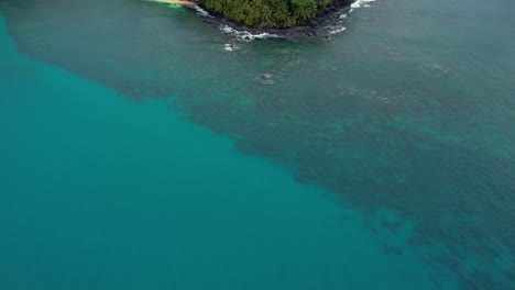 Inclinar-Hacia-Arriba-Revela-Una-Foto-Del-Paisaje-Insular-Rodeado-De-Una-Exuberante-Selva-En-La-Isla-De-Santo-Tomé-Y-Príncipe