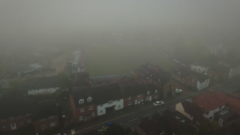 Un-Campo-De-Fútbol-En-La-Niebla.-Farnham,-Surrey