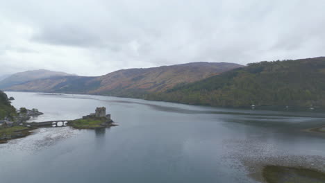 Vista-De-La-Pequeña-Isla-De-Marea-Con-El-Castillo-De-Eilean-Donan,-Escocia