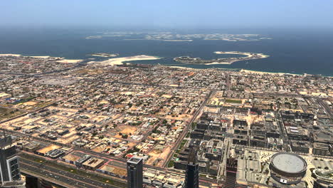 La-Ciudad-De-Dubai-En-Los-Emiratos-Árabes-Unidos-Desde-Arriba-Con-Vistas-A-La-Calle-Principal.