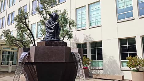 Yoda-Statue-Low-Angle-Pull-Out-Shot-at-Water-Fountain-in-San-Francisco,-CA,-USA