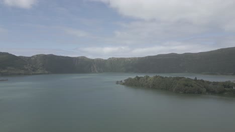 El-Impresionante-Lago-Del-Cráter-Volcánico-De-Sete-Cidades-Rodeado-De-Exuberante-Vegetación,-Vista-Aérea