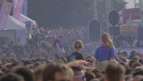 Geschäftige-Festivalszene-Mit-Pride-Village-Bannern-Und-Einhorn-Ballons