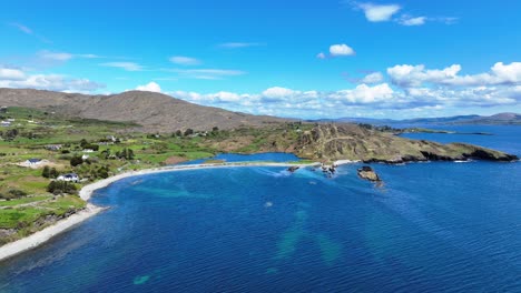 La-Belleza-De-West-Cork,-Irlanda,-Una-Playa-Protegida-Con-Un-Lago-Salado-Y-Aguas-Cristalinas-En-La-Península-De-Sheep&#39;s-Head-En-El-Salvaje-Camino-Atlántico.