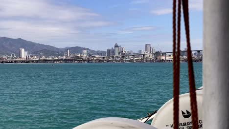 Filipinas,-Cebú:-El-Vídeo-Captura-Un-Barco-Acercándose-A-La-Ciudad-De-Cebú-Y-Su-Puerto,-Ofreciendo-Una-Vista-Panorámica-De-La-Ciudad-Desde-El-Agua.