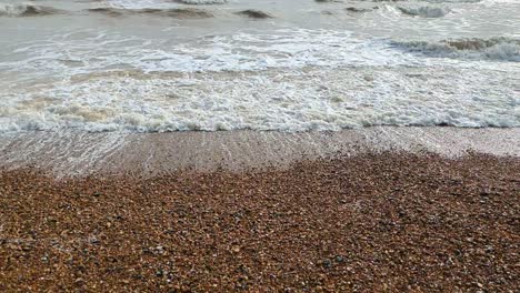 Zeitlupe-Wellen-Brechen-Am-Strand-Von-Brighton,-Großbritannien