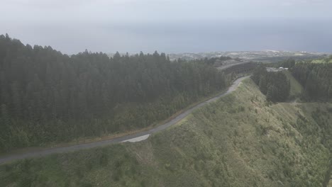 Eine-Panoramastraße-Schlängelt-Sich-Durch-üppiges-Grün-In-Der-Nähe-Von-Sete-Cidades,-Portugal,-Luftaufnahme