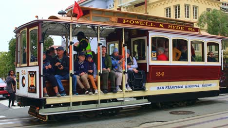 San-Franciscos-Berühmte-Straßenbahn-Hält-Mit-Touristen-An-Bord-Am-Malerischen-Gipfel-Der-Lombard-Street,-USA