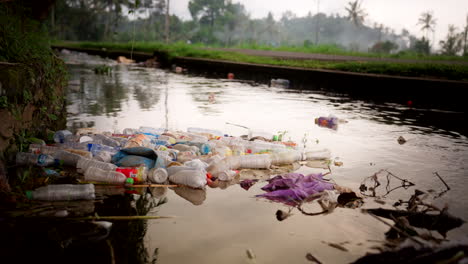 Vertido-De-Basura-Humana,-Dificultades-En-La-Gestión-De-Residuos-En-El-Sudeste-Asiático.