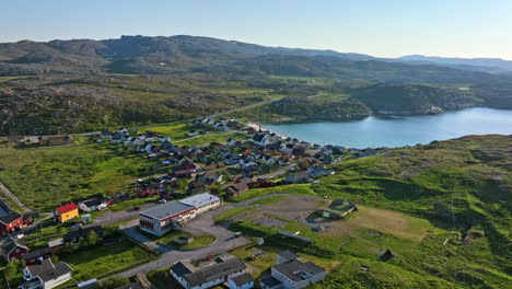 Luftaufnahme-Des-Stadtzentrums-Vergangener-Zeiten,-Sommerabend-In-Pykeija,-Norwegen