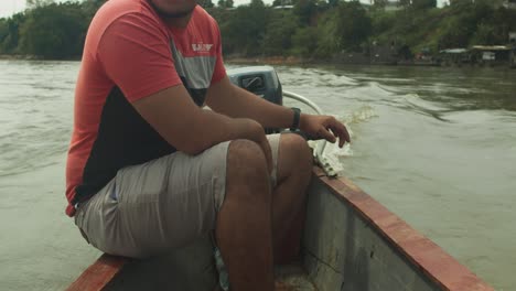 El-Hombre-Se-Sienta-En-Un-Barco-Navegando-Por-El-Río-En-Florencia,-Colombia.