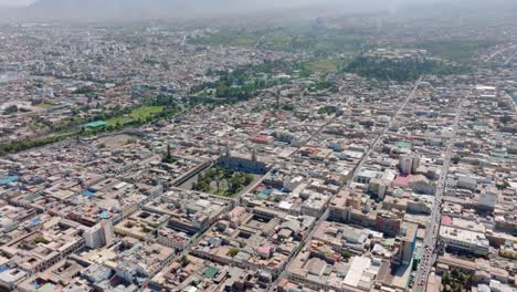 Disfruta-De-Una-Impresionante-Vista-Aérea-De-Arequipa-Desde-500-Metros-De-Altura,-Explorando-La-Ciudad-Hasta-Llegar-A-La-Majestuosa-Plaza-Y-Su-Catedral-En-Un-Emocionante-Recorrido-Descendente