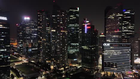 Vista-Aérea-Del-Horizonte-Del-Centro-De-Singapur-Por-La-Noche