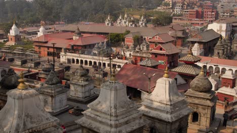 Erhöhten-Blick-Auf-Den-Fluss-Bagmati,-Die-Umliegenden-Gebäude-Und-Den-Pashupatinath-Tempel,-Kathmandu,-Nepal