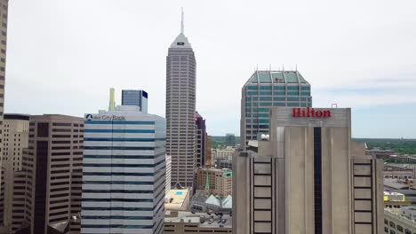 Vista-Aérea-De-Indianápolis-A-Través-Del-Horizonte-Del-Rascacielos-Del-Hotel-Hilton-En-El-Paisaje-De-La-Ciudad-Capital-De-Indiana