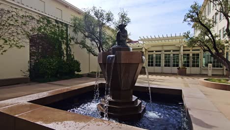 Yoda-Statue-Auf-Einem-Springbrunnen-In-Einem-Innenhof-Des-Lucas-Film-Campus-Und-Der-Büros,-San-Francisco,-Kalifornien,-USA