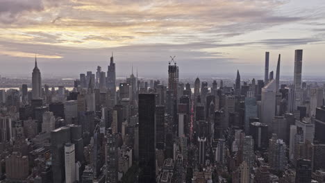 Nyc-Nueva-York-Antena-V342-Drone-Cinematográfico-Sobrevuelo-Del-Río-Este-Que-Captura-El-Paisaje-Urbano-De-Rascacielos-Densamente-Poblados-Del-Centro-De-La-Ciudad-Y-El-Bajo-Manhattan---Filmado-Con-Mavic-3-Pro-Cine---Septiembre-De-2023