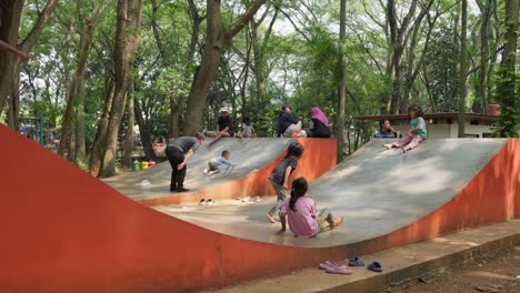 Kinder-Genießen-Einen-Sonnigen-Tag-Beim-Rutschen-Im-Taman-Kota-1-Park-In-BSD