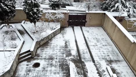 Schnee-Im-Haus,-Hinterhof,-Wintersaison-Im-Iran,-Teheran,-Heute-Schneefall,-Stadtlandschaft,-Stadtleben,-Einheimische-Reisen,-Ausgangssperre,-Naher-Osten,-Wettervorhersage,-Eiskaltes-Stadtbild,-Bemerkenswerte-Weite-Sicht