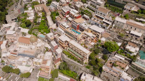 Aéreo:-Toma-Panorámica-Lenta-De-Casas-Y-Hoteles-En-Positano,-En-La-Costa-De-Amalfi,-Italia