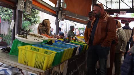 Traditioneller-Markt-Des-Marché-Provençal-In-Antibes,-Côte-D&#39;Azur,-Frankreich,-Statische-Aufnahme