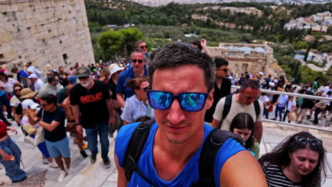 Aufgeregt-Gebräunter-Mann-Erkundet-Das-Agrippa-Denkmal,-Selfie-Nahaufnahme-Auf-Den-Treppen-Der-Akropolis