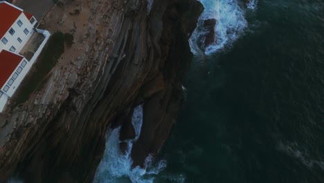 Pueblo-Baleal-Con-Playa-De-Arena-Y-Rocas-Y-Edificios-Blancos-En-Portugal