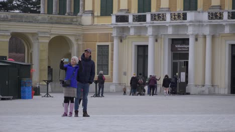 Turistas-Tomándose-Selfies-En-La-Entrada-Del-Palacio-De-Schönbrunn.