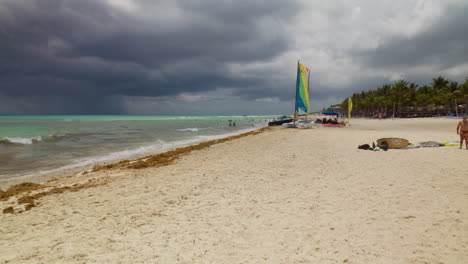 Bewölkter-Tag-In-Playa-Del-Carmen,-Mexiko-Mit-Einem-Ruhigen-Strand-Und-Palmen