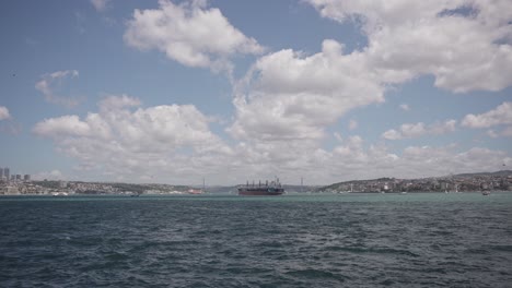 Schiffe,-Fähren,-Boote,-Historische-Gebäude-Im-Bosporus,-Istanbul,-Türkei