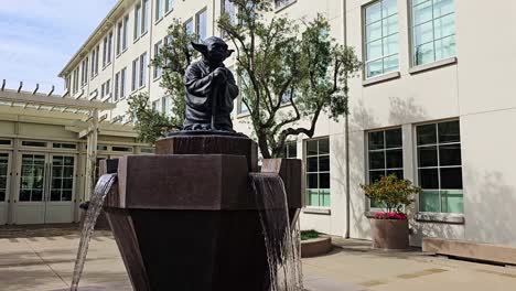 Berühmte-Star-Wars-Yoda-Statue-In-San-Francisco-Auf-Einem-Springbrunnen-In-Einem-Innenhof-Auf-Dem-Campus-Und-In-Den-Büros-Von-Lucas-Films,-USA