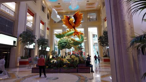 POV-Rundgang-Durch-Das-Foyer-Mit-Der-Großen,-Farbenfrohen-Drachenkunstinstallation-Im-Venetian-Resort