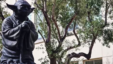 Estatua-De-Yoda-En-La-Fuente-De-Agua-En-El-Campus-De-Lucasfilm-En-El-Centro-De-Artes-Digitales-Letterman-En-La-Sección-De-Presidio,-San-Francisco,-Estados-Unidos