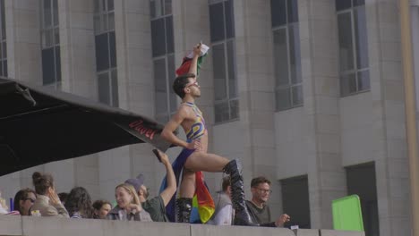 Hombre-En-Evento-De-Orgullo-Izando-La-Bandera-Palestina-En-Protesta-Contra-El-Genocidio-De-Gaza