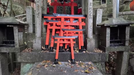 Steinaltar-Mit-Kleinen-Torii-Toren-Im-Fushimi-Inari-Taisha-Schrein-In-Kyoto,-Japan---Nahaufnahme