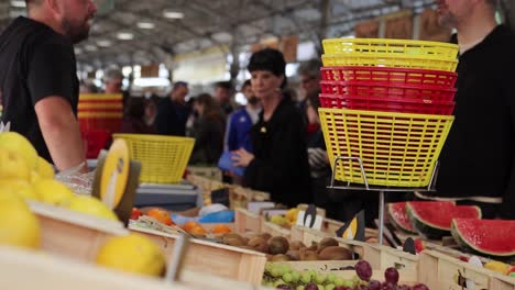 Vibrante-Escena-De-Mercado-En-Le-Marché-Provençal,-Antibes,-Mostrando-Productos-Frescos-Y-Una-Multitud-Animada,-Primer-Plano