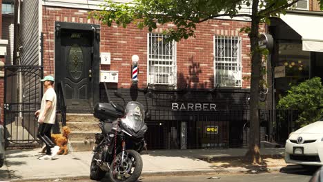 Friseursalon-In-Einem-Keller-In-Williamsburg