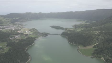 Sete-Cidades,-Portugal,-Mit-Seen-Und-üppiger-Grüner-Landschaft,-Luftaufnahme