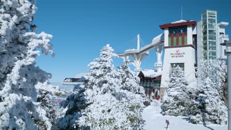 Monapark-Cubierto-De-Nieve-Y-Fachada-Del-Edificio-Del-Teleférico-En-La-Estación-De-Esquí-De-Yong-Pyong-En-La-Cumbre-De-La-Montaña-Balwangsan-En-Un-Día-Soleado,-Pyeongchang-gun,-Gangwon-do,-Corea-Del-Sur---Revela-Paralaje